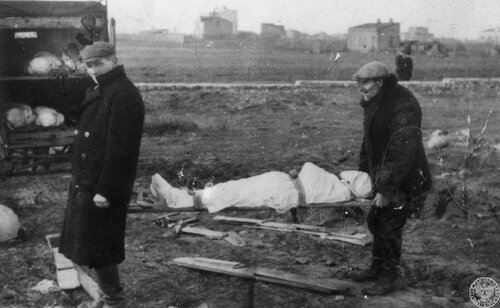 Przygotowanie do pochówku zmarłych w getcie w Kutnie, 1940-1942. Fot. z zasobu IPN