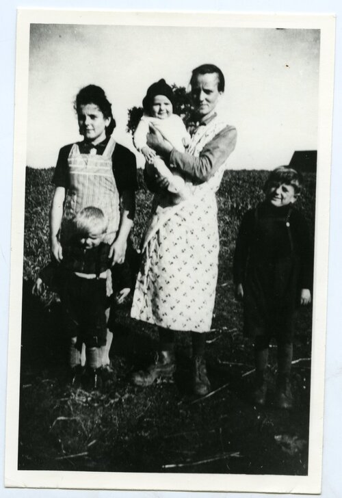 Żona i dzieci deportowanego z Łubia Jan Pluty, którzy musiała sobie sama radzić po wywiezieniu głowy rodziny