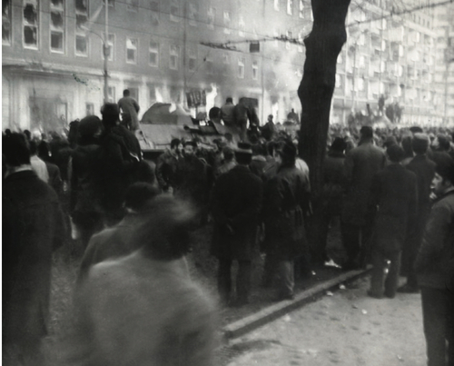 Demonstranci i wojsko przed budynkiem KW PZPR w Szczecinie, grudzień 1970 r. (fot. IPN)