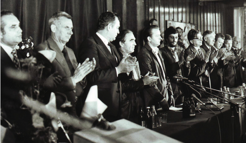 Komisja rządowa i MKS w sierpniu 1980 r., piąty od lewej Marian Jurczyk