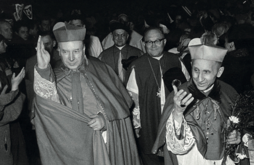 Prymas Stefan Wyszyński z abp. Antonim Baraniakiem w drodze do poznańskiej fary, 17 kwietnia 1966 r. (fot. NAC)