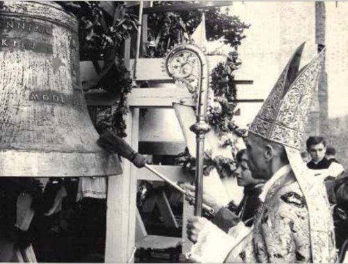 Metropolita poznański abp Antoni Baraniak poświęca dzwony katedralne w Poznaniu, 25 czerwca 1961 r. (fot. ze zbiorów autorki)
