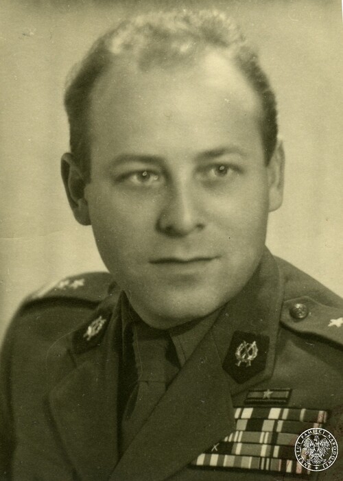 Gen. dyw. Wojska Polskiego Jan Czapla (awans na ten stopień – 1968). Jeden z głównych odpowiedzialnych za antysemicką czystkę w armii PRL. Kawaler najcenniejszych polskich orderów: Polonia Restituta, Krzyża Walecznych – obok m.in. „Orderu Czerwonego Sztandaru” (ZSRS), „Orderu Sztandaru Pracy”, medalu „Za udział w walkach w obronie władzy ludowej” oraz medali „10-”, „30-” i „40-lecia Polski Ludowej”. Pochowany na narodowej nekropolii obrońców Polski – Wojskowych Powązkach. Fot. z zasobu IPN