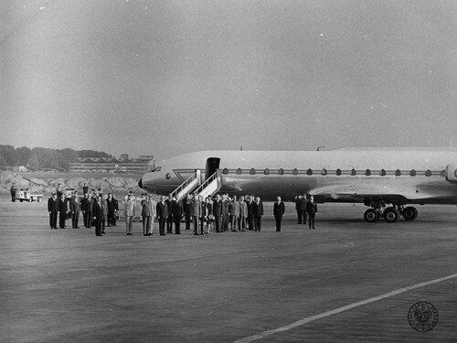 Władze PRL witają na Okęciu prezydenta Francji gen. Charlesa de Gaulle’a. 6 września 1967 r., tj. już w czasie prowadzonej przez witających antyżydowskiej czystki w armii PRL. Widoczni m.in: Gomułka (3L w lewej grupie), Cyrankiewicz (4L w lewej grupie), Durand (szef protokołu Francji, na tle schodów samolotu), gen. bryg. Władysław Polański (zastępca szefa Głównego Zarządu Politycznego WP, na prawo od Duranda), marsz. Wojska Polskiego Spychalski (w grupie po prawej stronie, 4P). Fot. z zasobu IPN
