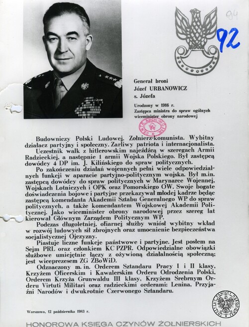 Zdjęcie strony z publikacji „Honorowa księga czynów żołnierskich” z biogramem i fotografią portretową Józefa Urbanowicza (w mundurze generała broni Wojska Polskiego). J. Urbanowicz to kawaler najcenniejszych polskich orderów: Virtuti Militari, Polonia Restituta – obok m.in. „Orderu Lenina” i „Orderu Czerwonego Sztandaru” (obydwa – ZSRS), „Orderu Budowniczych Polski Ludowej” oraz medali „10-”, „30-” i „40-lecia Polski Ludowej”. Fot. z zasobu IPN