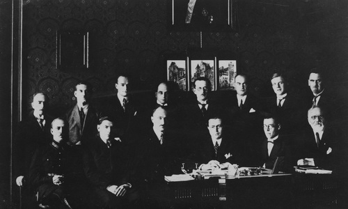Personel Konsulatu RP w Kijowie, w środku konsul Mieczysław Babiński, listopad 1926 r. Fot. NAC