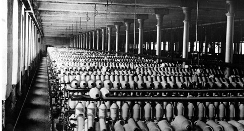 Zjednoczone Zakłady Włókiennicze K. Scheibler i L. Grohman w Łodzi - sala przędzalni, 1927 r. Ze zbiorów Narodowego Archiwum Cyfrowego