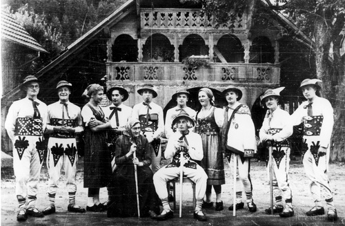 Inscenizacja teatralna przedstawienia "Wesele góralskie" w wykonaniu teatru żołnierskiego 4 Pułku Strzelców Pieszych, internowanego w Szwajcarii. Fot. NAC