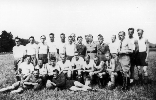 Drużyna piłkarska złożona z żołnierzy 2 Dywizji Strzelców Pieszych, internowanej w Szwajcarii. Fot. NAC