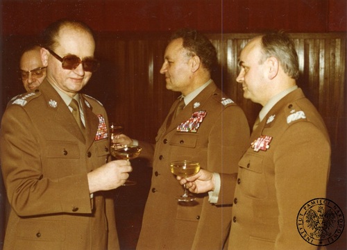 Wojciech Jaruzelski w towarzystwie trzech generałów w gmachu MSW. Fot. AIPN