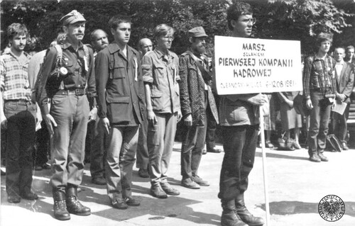 Marsz Szlakiem I Kompanii Kadrowej w 1981 r. Uczestnicy marszu na mecie w Kielcach (12 sierpnia 1981). Fot. z zasobu IPN