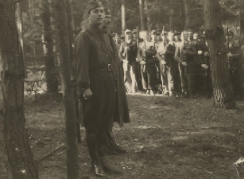 Mjr ppłk Bolesław Nieczuja-Ostrowski „Tysiąc” w otoczeniu żołnierzy Inspektoratu AK Miechów w 1944 r. Fot. AIPN