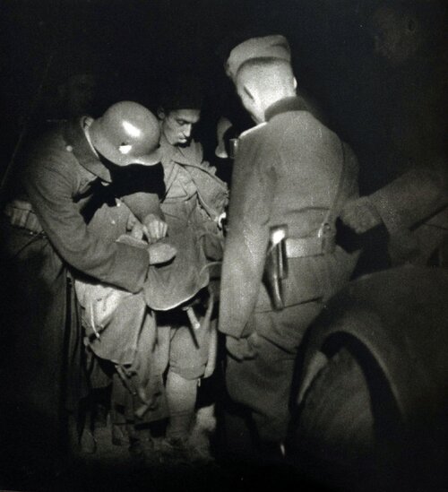Polski żołnierz rewidowany przez Niemców tuż po dostaniu się do niewoli. Rewizji towarzyszyła zazwyczaj przemoc słowna, a nierzadko i przemoc fizyczna. Kopia zdjęcia w zbiorach Autora