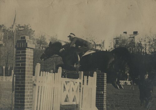 Stanisław Głowiński na koniu „Wenus” podczas Konnych Mistrzostw Wojska Polskiego w 1935 r. Zbiory Anny Myślickiej