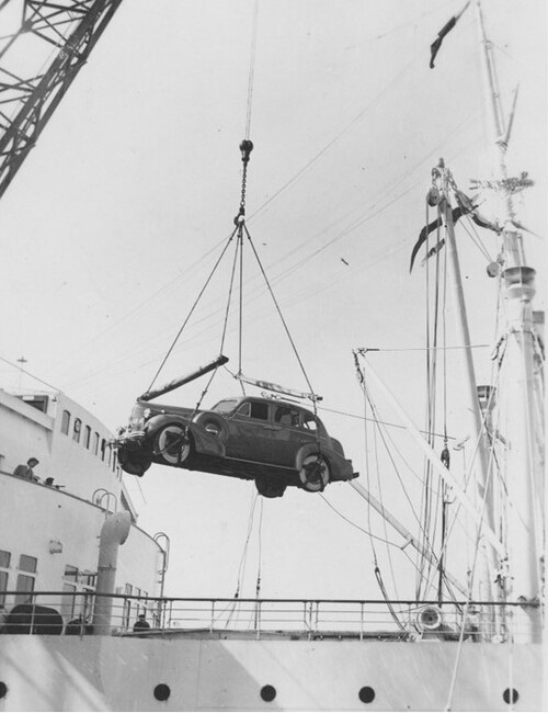 Port morski w Gdyni. Wyładunek samochodów z m/s "Batory". Koniec lat 30. XX w. Ze zbiorów Narodowego Archiwum Cyfrowego