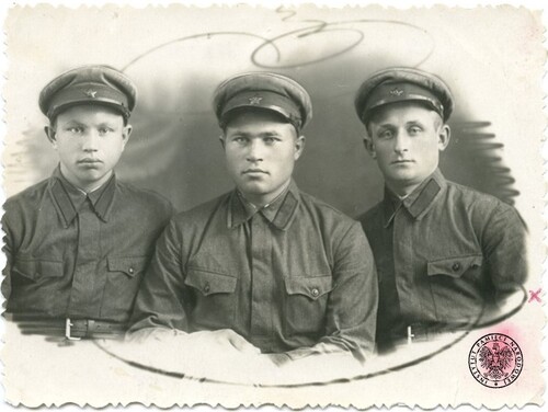 Trzech szeregowych żołnierzy Armii Czerwonej, w tym Polak Jan Mieczkowski (1 od prawej?), grudzień 1940. Fot. z zasobu IPN
