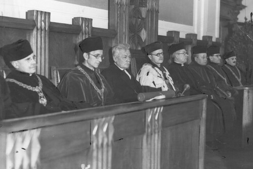 Uroczystość nadania tytułu doktora <i>honoris causa</i> Uniwersytetu Poznańskiego profesorowi Ignacemu Chrzanowskiemu (trzeci od lewej), 1938 r. Ze zbiorów Narodowego Archiwum Cyfrowego