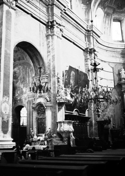 Widok z ław na prezbiterium katedry pod wezwaniem świętego Jana Chrzciciela i świętego Jana Ewangelisty w Lublinie. Po lewej widoczne wejście do kaplicy cudownego Chrystusa Trybunalskiego.