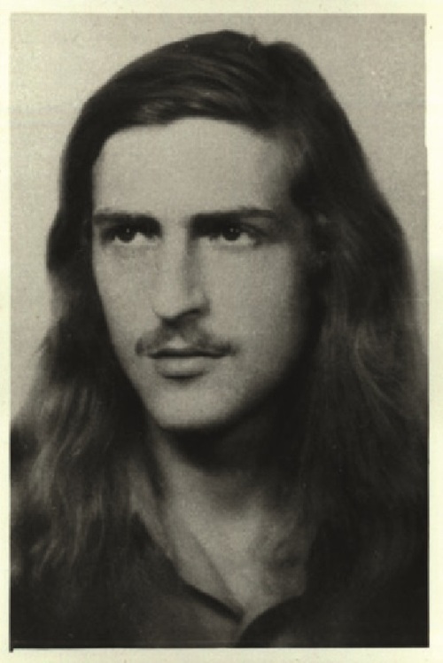 Zdjęcie portretowe młodego mężczyzny z długimi włosami i wąsami