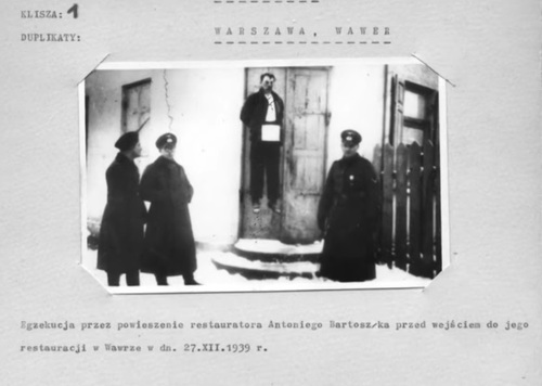 Egzekucja przez powieszenie restauratora Antoniego Bartoszka przed wejściem do jego restauracji w Wawrze, 27 grudnia 1939 r. Fot. AIPN