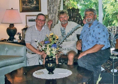 Ryszard Kukliński swoim domu, wraz z analitykami CIA, po prawej Aris Pappas. Lata 90. XX-wieku (fot. ze zbiorów muzeum Izba Pamięci Pułkownika Kuklińskiego)