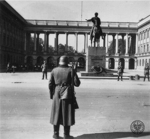 Odwrócony żołnierz niemiecki stoi przed kolumnadą Pałacy Saskiego