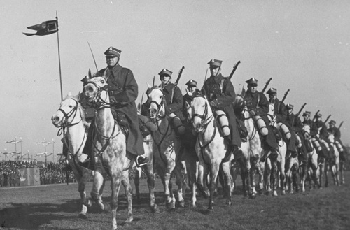 Defilada 6 Pułku Ułanów Kaniowskich podczas Święta Niepodległości na Polu Mokotowskim w Warszawie, 11 listopada 1934 r. Fot. NAC