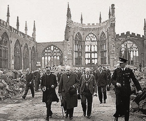 Winston Churchill w zbombardowanej przez Niemców katedrze w Coventry. Fot. AIPN