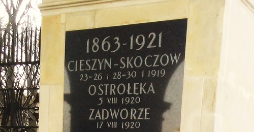 Widok fragmentu kolumny przy grobie nieznanego żołnierza z upamiętnieniem bitwy pod Skoczowem.