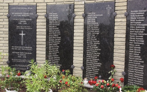 Tablica z wykazem ofiar NKWD przy kościele w Dołbyszu. Fot. AIPN