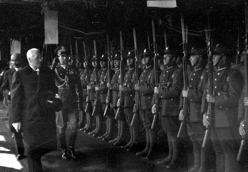 Uroczystości w Katowicach z okazji 10 rocznicy wybuchu III powstania śląskiego, 2 maja 1931 r. Prezydent RP Ignacy Mościcki przechodzi przed frontem kompanii reprezentacyjnej. Za jego plecami m.in.: premier Walery Sławek (na lewo za prezydentem), szef Gabinetu Wojskowego Prezydenta RP płk Jan Głogowski (na prawo za prezydentem).