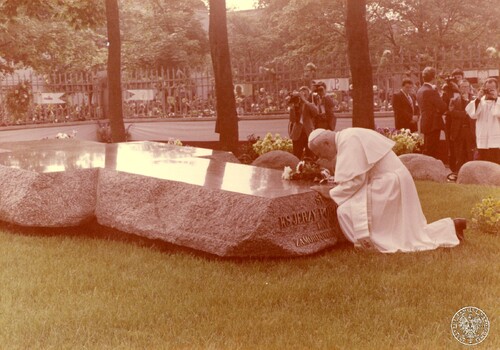 Trzecia pielgrzymka Jana Pawła II do Polski, 14 czerwca 1987. Ojciec Święty modli się przed grobem księdza Jerzego Popiełuszki na terenie kościoła św. Stanisława Kostki w Warszawie. Fot. z zasobu IPN