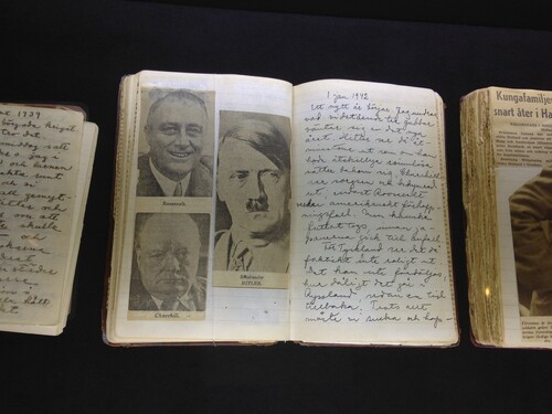 Wklejone do zeszytu wycinki prasowe z podobiznami Franklina Delano Roosevelta, Adolfa Hitlera i Winstona Churchilla, obok odręczne pismo.