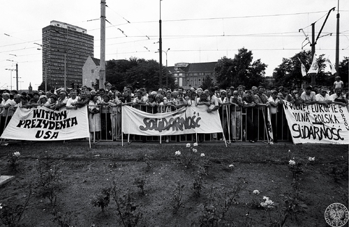 Mieszkańcy Gdańska czekają na parę prezydencką przy Pomniku Poległych Stoczniowców. Fot. Stanisław Składanowski. 11 lipca 1989 r. (fotografia ze zbiorów IPN, sygn. IPNBU-3-11-7-30)