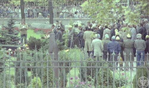 The grounds of the church of St. Stanisław Kostka in Warsaw. Vice president George H. W. Bush and Lech Wałęsa lay wreaths on the grave of priest Jerzy Popiełuszko. Operational photo of the Security Service. (Photo from the collections of the Institute of National Remembrance)