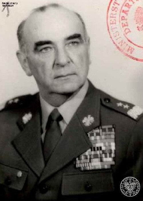 Tadeusz Hułapowski. General of the Polish Army, long-time president of the Society of Libyan-Arab-Polish Friendship. He was a member of WRON – a junta of the army of the Polish People’s Republic, led by Gen. Wojciech Jaruzelski, which introduced the martial law against the interests of the Polish nation. Member of the Order of Polonia Restituta. Photography from the collections of the Institute of National Remembrance