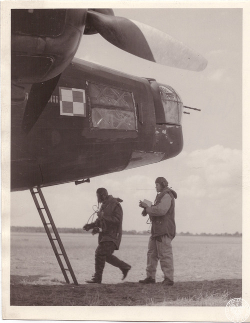 Polscy lotnicy wsiadający do bombowca Vickers Wellington. Fot. z zasobu IPN