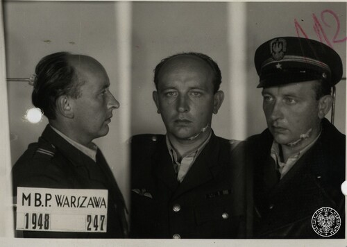 Zdjęcie sygnalityczne Stanisława Skalskiego wykonane tuż po jego zatrzymaniu przez UB. Fot. z zasobu IPN