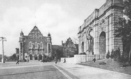 Gmach Collegium Minus Uniwersytetu Poznańskiego. Z prawej pomnik Najświętszego Serca Pana Jezusa (zwany też Wdzięczności). 1932 - 1939. Ze zbiorów Narodowego Archiwum Cyfrowego