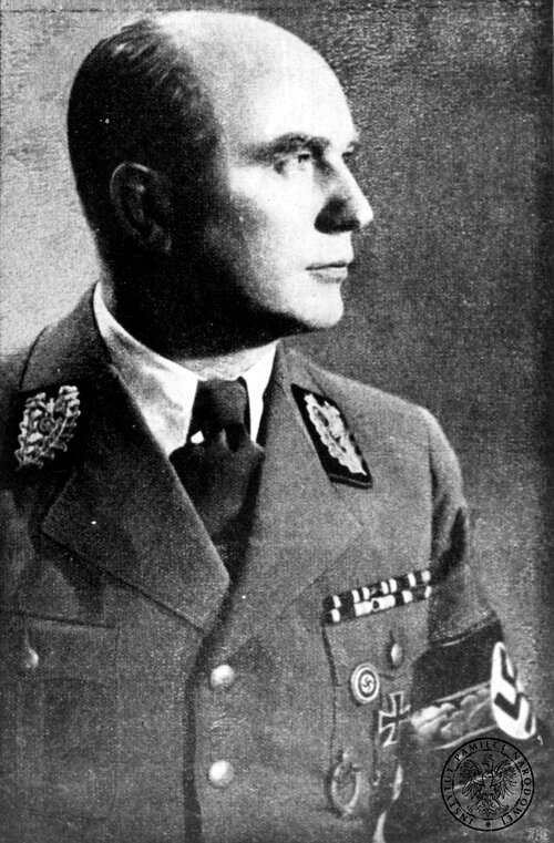 Profilowe zdjęcie portretowe mężczyznu w nazistowskim mundurze niemieckim