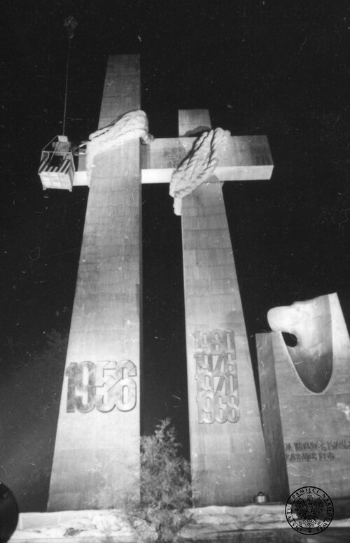 Oświetlony Pomnik Poznańskiego Czerwca 1956 r. (inaczej: Ofiar Czerwca 1956; zwany również Poznańskimi Krzyżami) na pl. Adama Mickiewicza w Poznaniu (tuż przed odsłonięciem 28 czerwca 1981 r.). Fot. z zasobu IPN