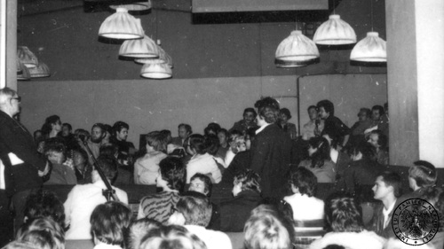 Spotkanie ze Zbigniewem Bujakiem w klubie "Hybrydy" w Warszawie, 31 sierpnia 1981 r. Fot. AIPN