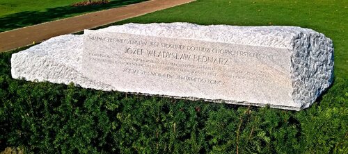 Kamień upamiętniający Józefa Władysława Bednarza w Parku Pamięci w Toruniu. Fot. Wikipedia/CC BY-SA 4.0/Mateuszgdynia