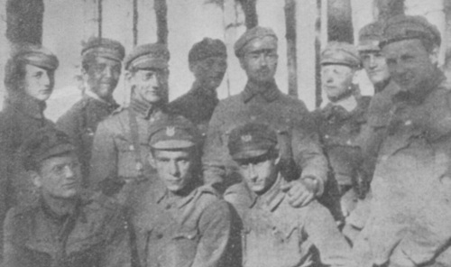 Edward Pfeiffer (pierwszy z prawej) wśród legionowych przyjaciół. Trzeci od lewej – Wacław Lipiński, piąty – Arkadiusz Goldenberg
