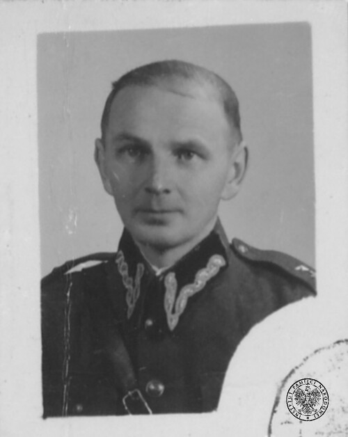 Zdjęcie portretowe: mężczyzna o wysokim czole w mundurze typu polskiego