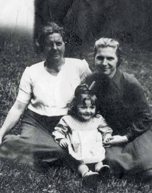 Matka Józefa, córka Henryka i wnuczka Halinka, lato 1948 r. Fot. ze zbiorów ks. Arkadiusza Paśnika