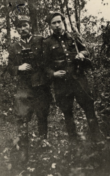 Mieczysław Dziemieszkiewicz „Rój” (z lewej). Fot. AIPN