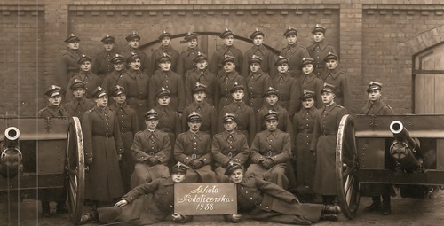 Kazimierz Dziekoński stoi przy armacie (drugi z prawej). Fot. ze zbiorów autora