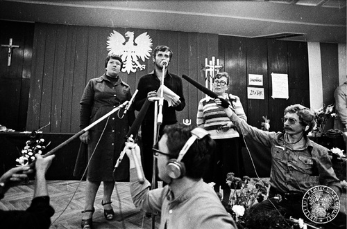 Strajk w Stoczni Gdańskiej im. Lenina. Przemawia Andrzej Kołodziej, obok Henryka Krzywonos i Anna Walentynowicz, sierpień 1980 r. Fot. AIPN