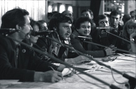 Andrzej Kołodziej podczas narady w Stoczni Gdańskiej im. Lenina w sierpniu 1980 roku; po lewej siedzi Lech Wałęsa, po prawej Lech Kaczyński. Fot Wikimedia Commons (CC0)